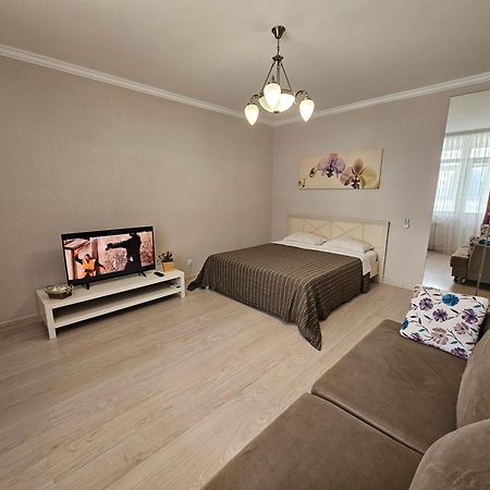 Ernaz Plus Apartments: Promenade Expo Астана Екстериор снимка